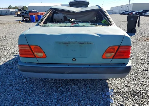 1996 Mercedes-Benz E 320 z USA, uszkodzony, nr VIN WDBJF55F2TJ013035